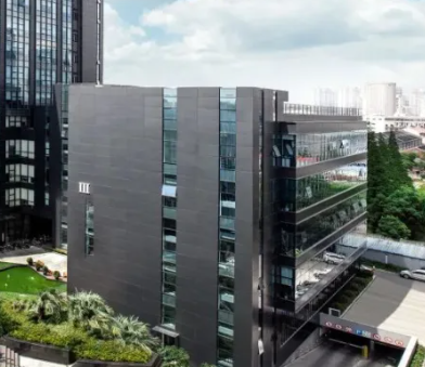 企业网络运维外包服务与自建IT团队的投入产出对比分析